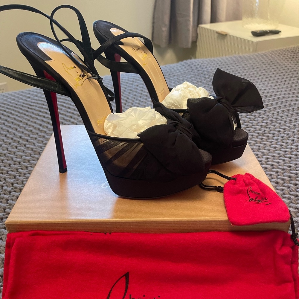 CHRISTIAN LOUBOUTIN - NEVER WORN- BEAUTIFUL 6 IN SIZE 40